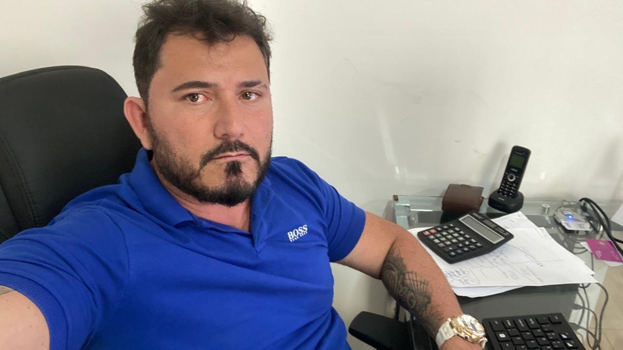 Alex Caldeira em seu escritório de contabilidade